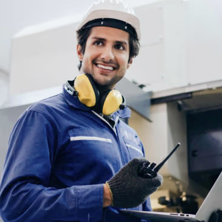Picture showing Professional working in the supply chain using relatico for product sheets